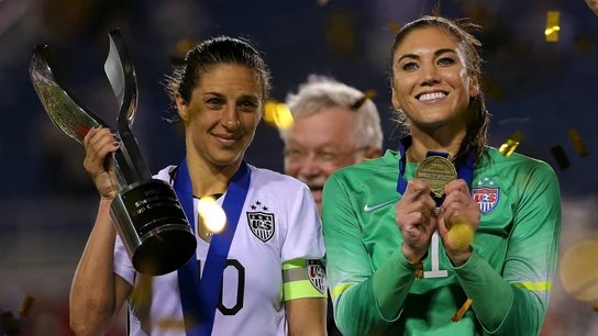 Carli Lloyd y Hope Solo celebran la victoria de EEUU en la copa 'SheBelieves' Carli Lloyd y Hope Solo celebran la victoria de EEUU en la copa 'SheBelieves'