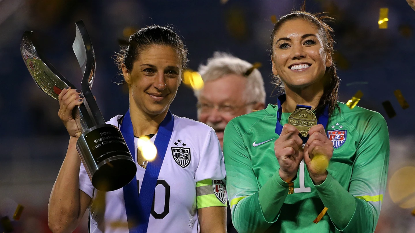 Carli Lloyd y Hope Solo celebran la victoria de EEUU en la copa 'SheBelieves' Carli Lloyd y Hope Solo celebran la victoria de EEUU en la copa 'SheBelieves'