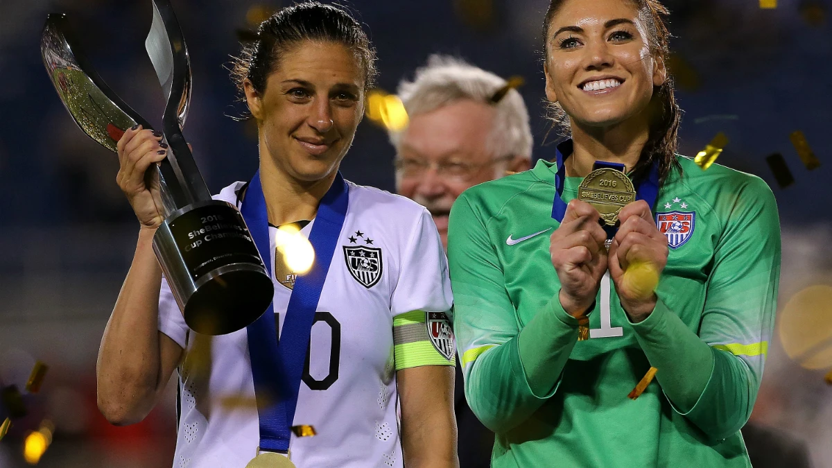 Carli Lloyd y Hope Solo celebran la victoria de EEUU en la copa 'SheBelieves'