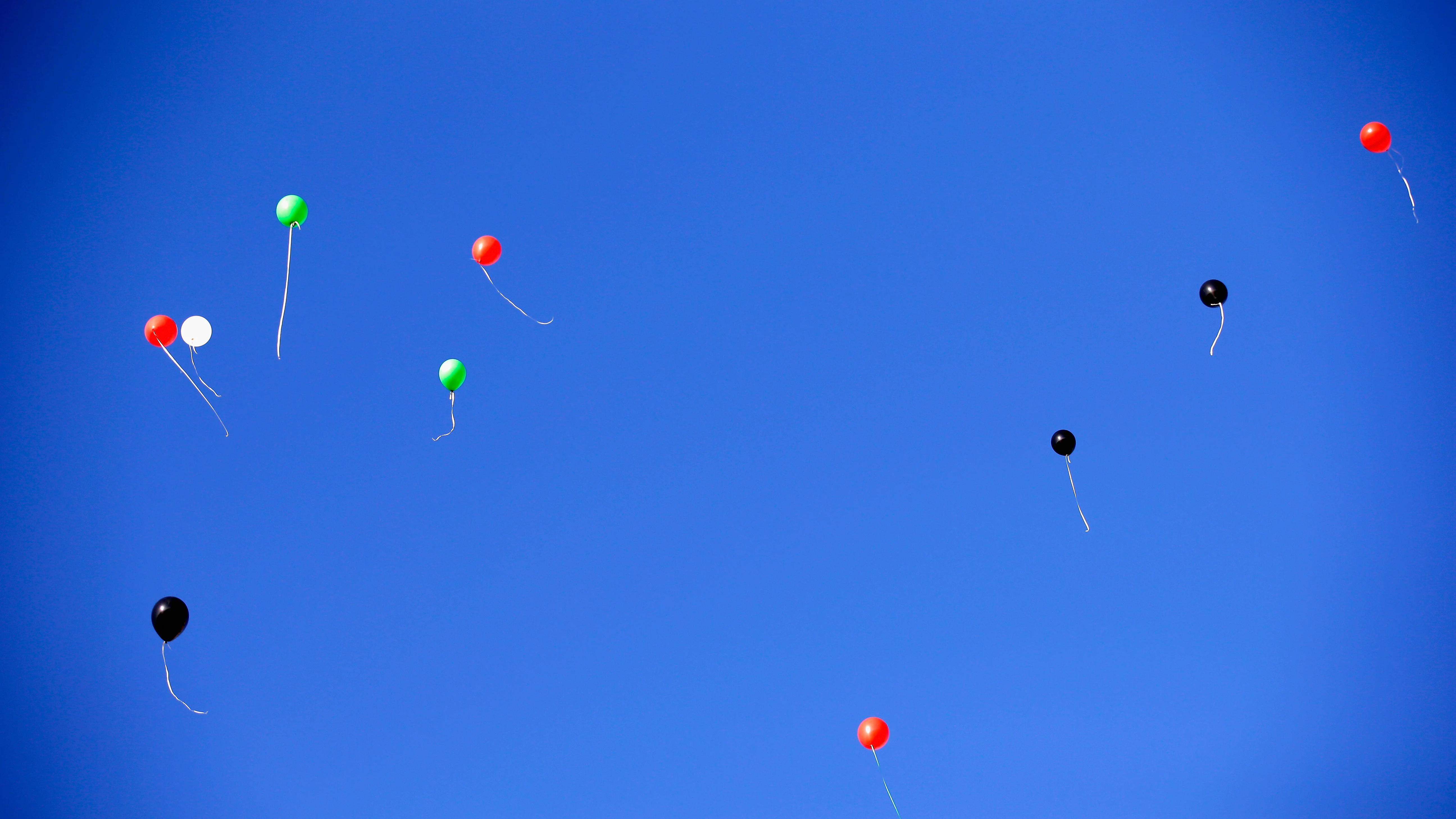 Globos volando sobre el cielo de Cisjordania (01-04-2016)