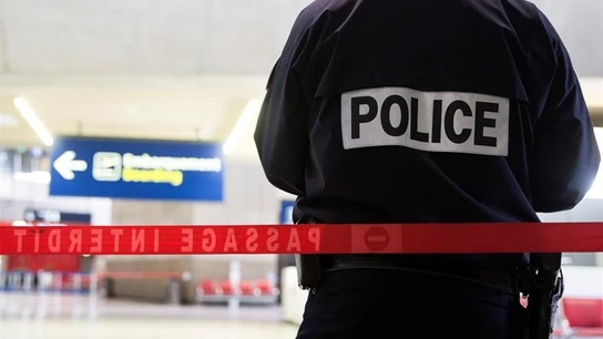 Un agente de policía vigila una zona acordonada en el interior del aeropuerto Charles de Gaulle de París, Francia Un agente de policía vigila una zona acordonada en el interior del aeropuerto Charles de Gaulle de París, Francia