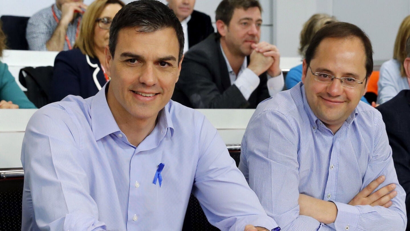Pedro S&aacute;nchez y C&eacute;sar Luena, en el Comit&eacute; Federal del PSOE