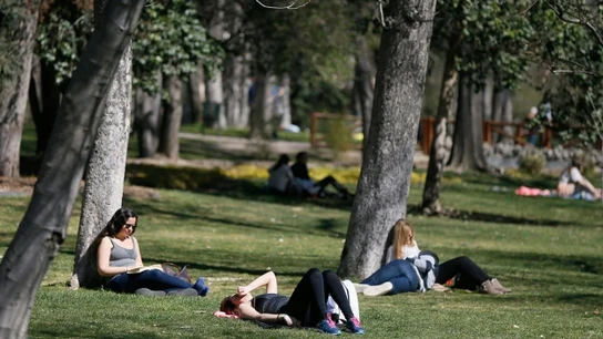 Varias personas, en el parque del Retiro en Madrid Varias personas, en el parque del Retiro en Madrid