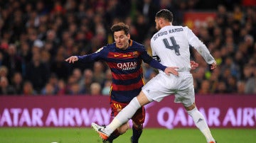 Choque entre Sergio Ramos y Leo Messi.