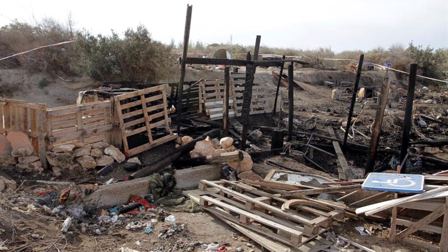 Restos de la chabola, ubicada en un descampado del barrio de la Vega de Ac&aacute;, en Almer&iacute;a