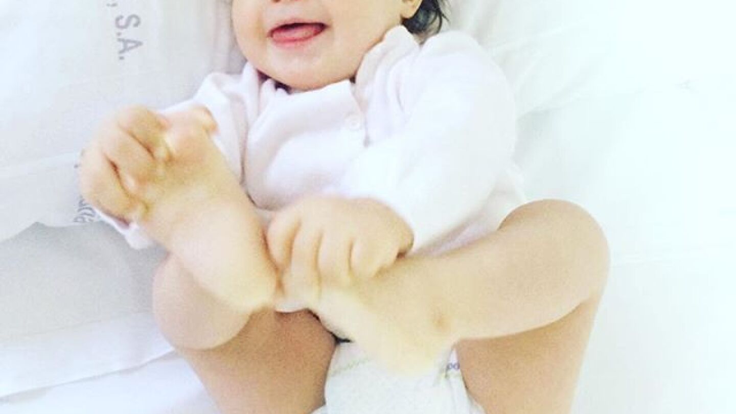 Pepita se divierte en una cama