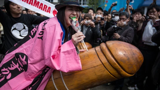 Mujer sobre uno de los penes simbólicos de la celebración Mujer sobre uno de los penes simbólicos de la celebración