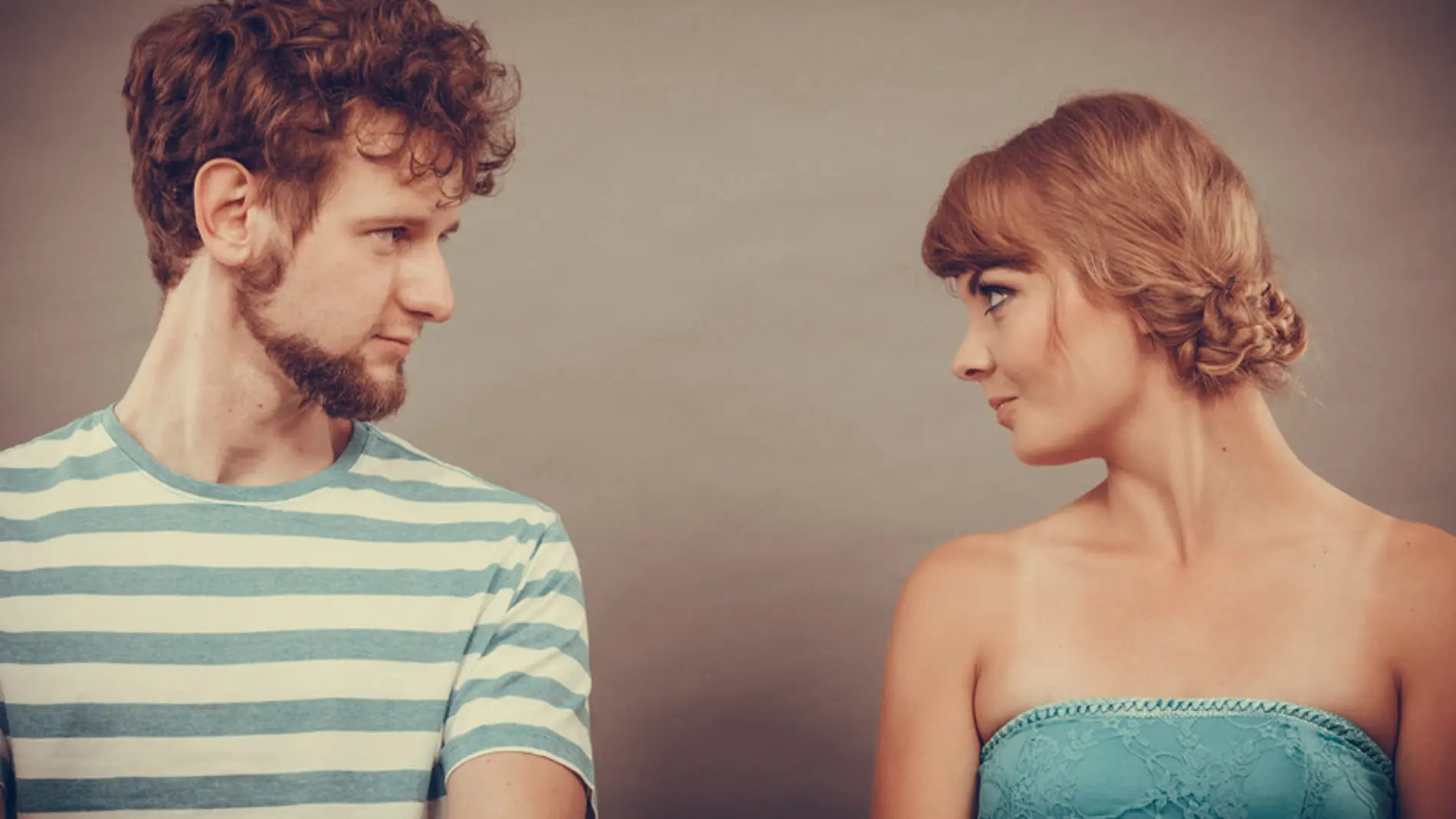 Una pareja se mira