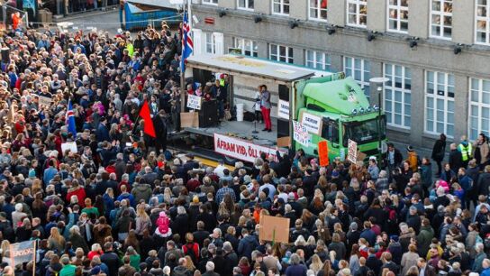 Manifestantes piden la renuncia del primer ministro island&eacute;s frente al Parlamento en Reykjavic