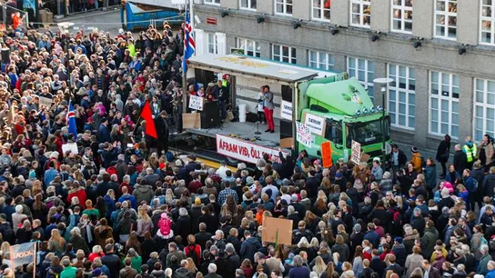 Manifestantes piden la renuncia del primer ministro islandés frente al Parlamento en Reykjavic Manifestantes piden la renuncia del primer ministro islandés frente al Parlamento en Reykjavic