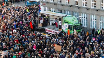 Manifestantes piden la renuncia del primer ministro islandés frente al Parlamento en Reykjavic