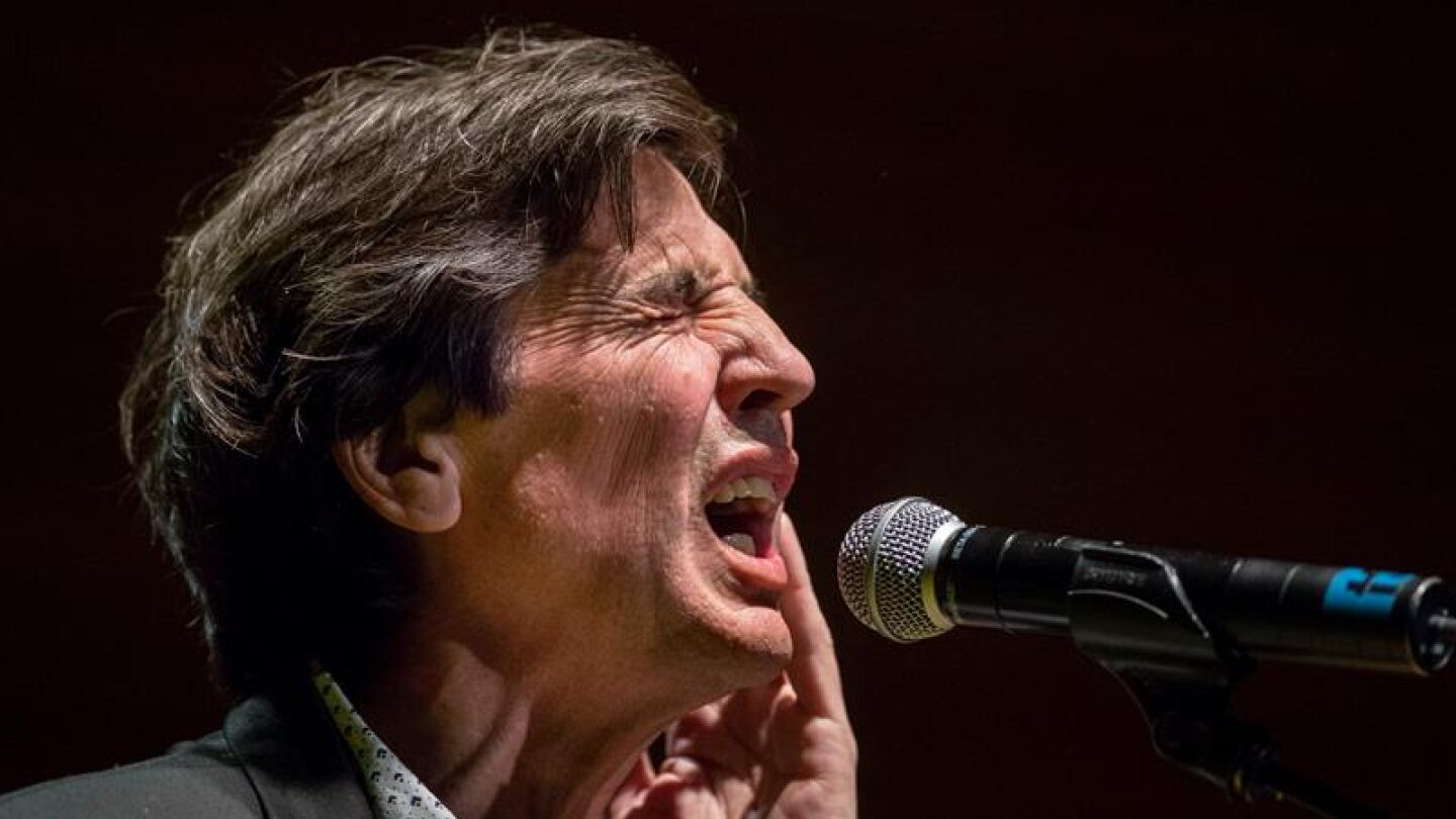 Manolo Tena, durante una actuaci&oacute;n
