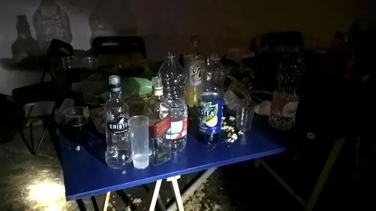 Restos de alcohol en el local donde se celebró la fiesta Restos de alcohol en el local donde se celebró la fiesta