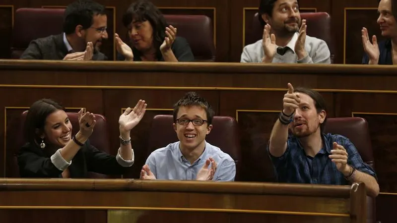 Irene Montero, I&ntilde;igo Errej&oacute;n, y Pablo Iglesias aplauden desde su esca&ntilde;o