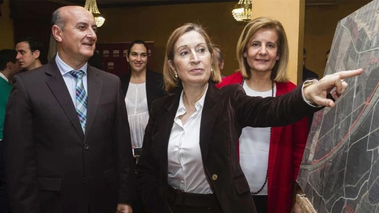 Ana Pastor con Fátima Báñez y Juan Manuel González, alcalde de Lepe Ana Pastor con Fátima Báñez y Juan Manuel González, alcalde de Lepe