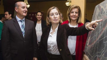 Ana Pastor con Fátima Báñez y Juan Manuel González, alcalde de Lepe