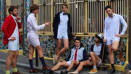 Varios hombres con Calchemise Varios hombres con Calchemise