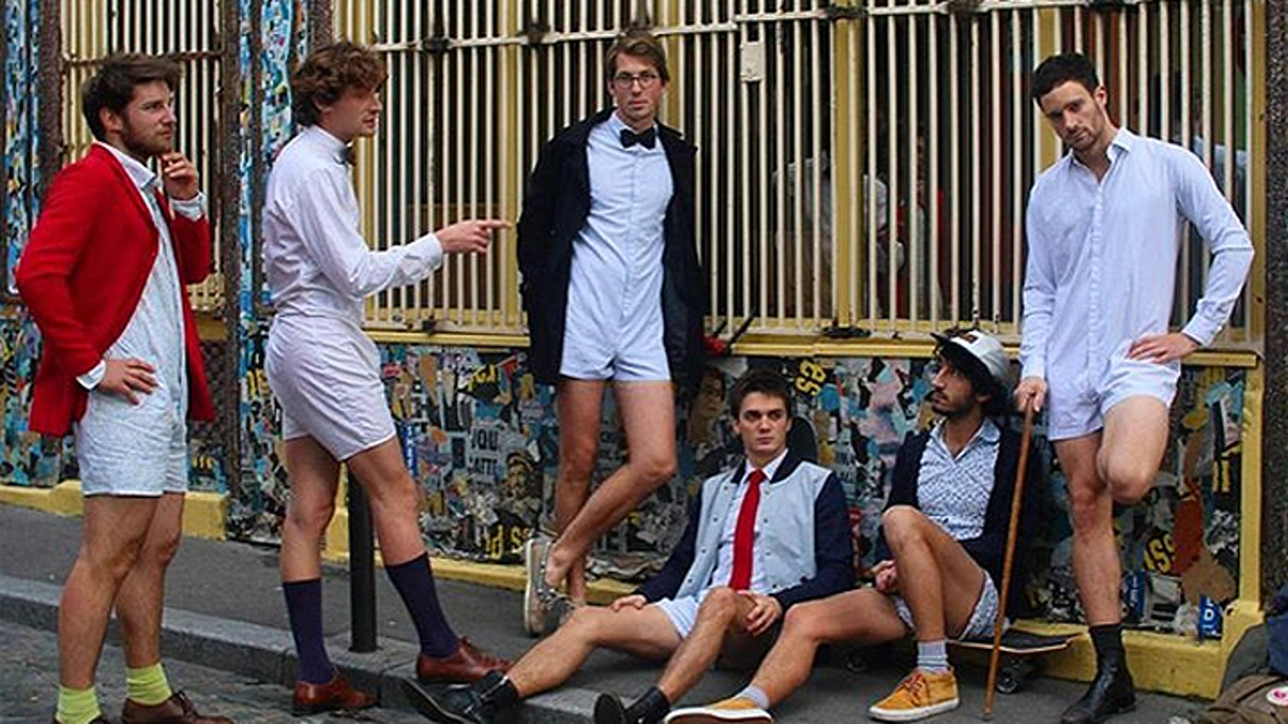 Varios hombres con Calchemise Varios hombres con Calchemise
