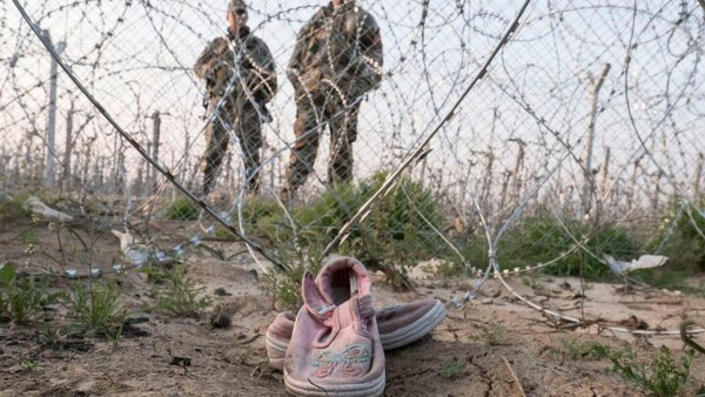 Los zapatos de Hala, ni&ntilde;a refugiada atrapada en Idomeni