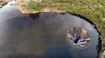 Misterioso agujero en un lago de Portugal