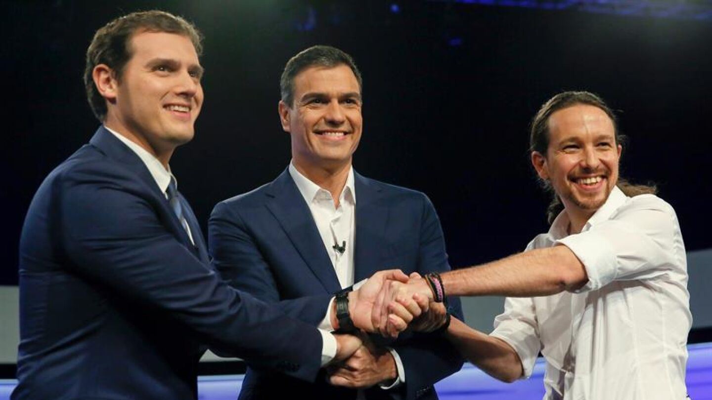Saludo entre Pedro S&aacute;nchez, Albert Rivera y Pablo Iglesias.