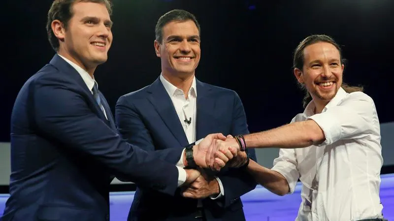 Saludo entre Pedro Sánchez, Albert Rivera y Pablo Iglesias.