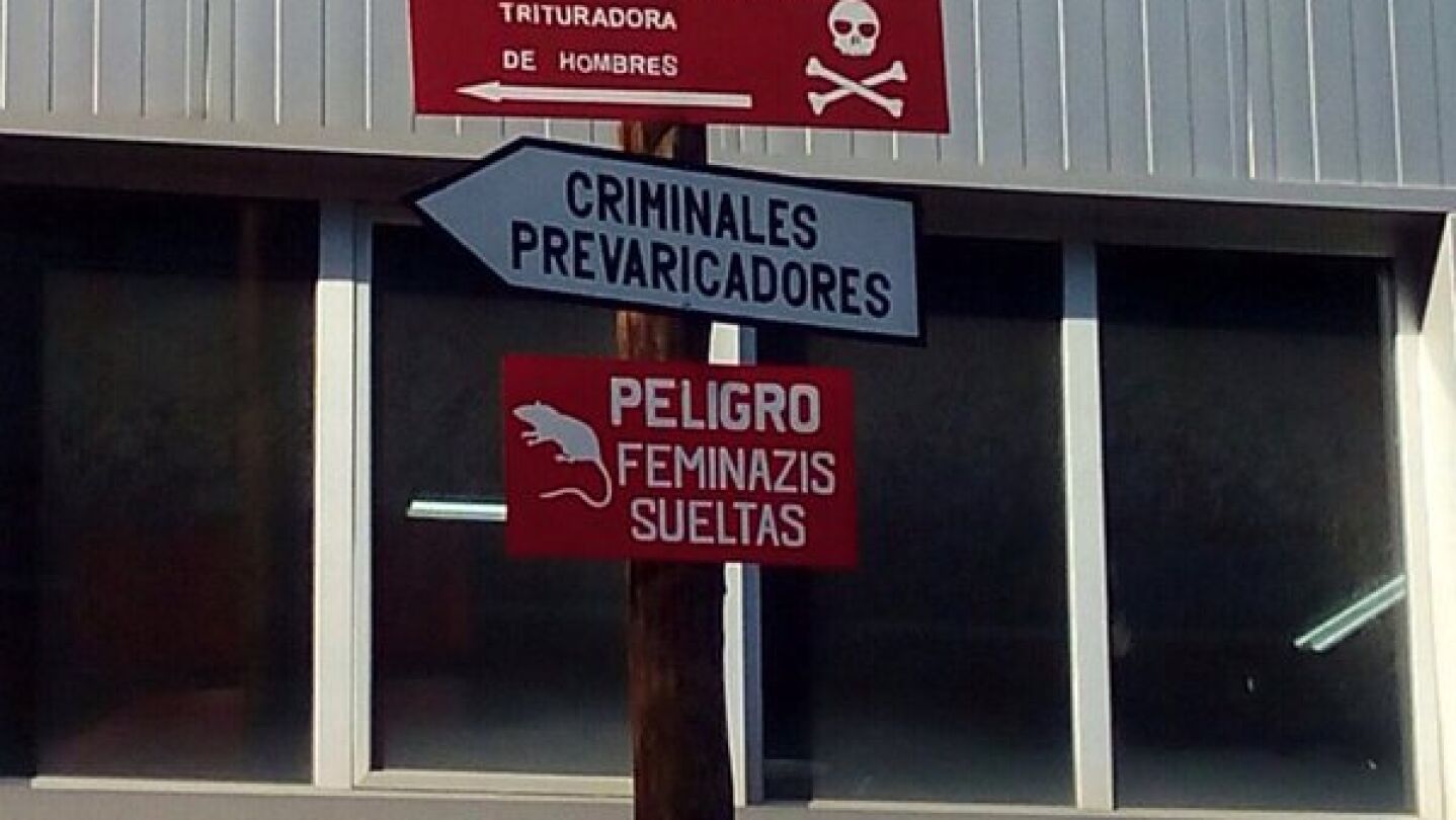 Carteles machistas en el Juzgado de Violencia Sobre la Mujer