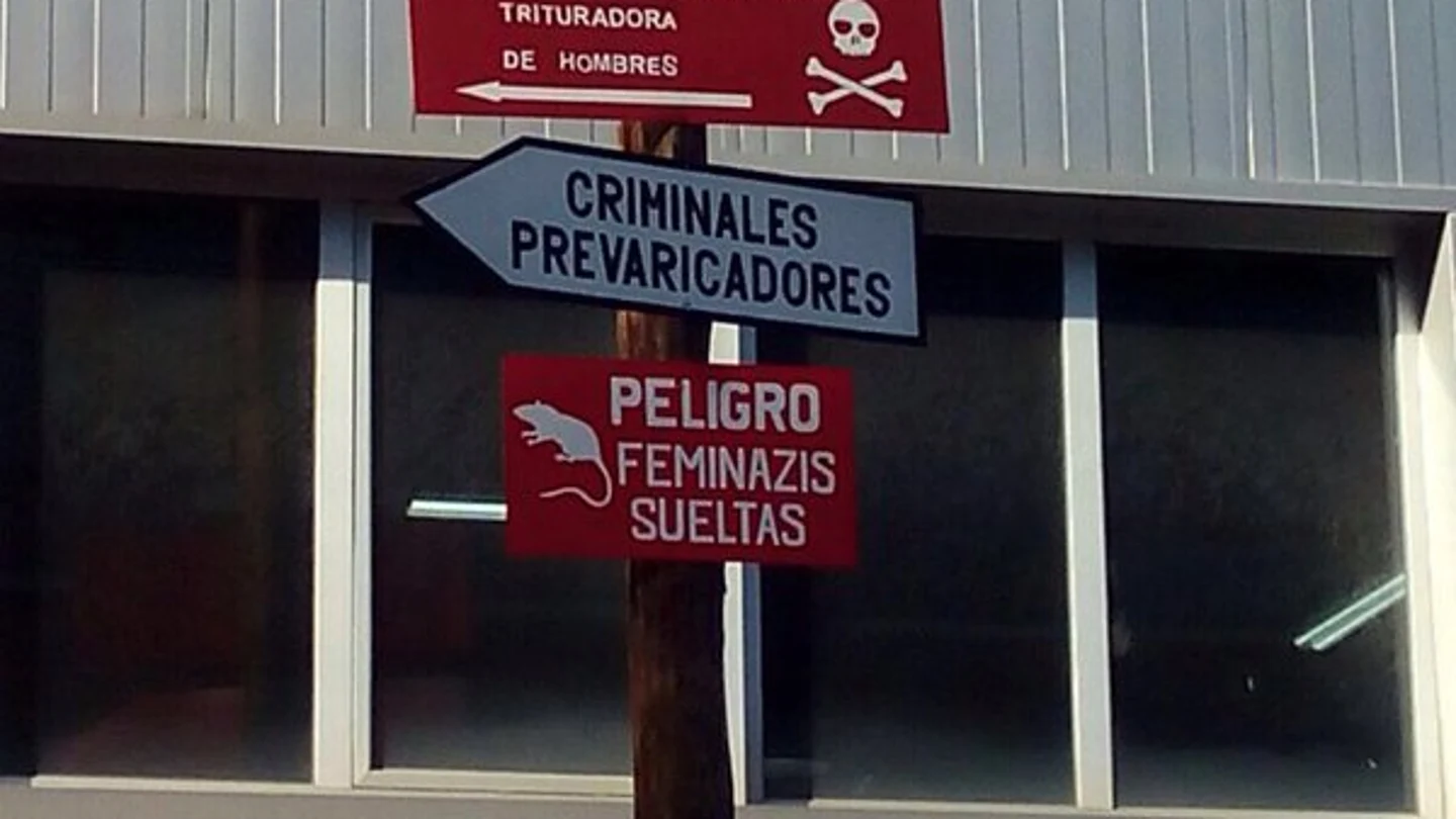 Carteles machistas en el Juzgado de Violencia Sobre la Mujer Carteles machistas en el Juzgado de Violencia Sobre la Mujer