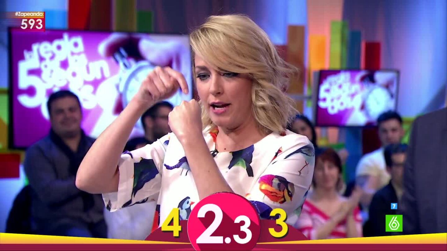 Anna Simon jugando al juego de los cinco segundos