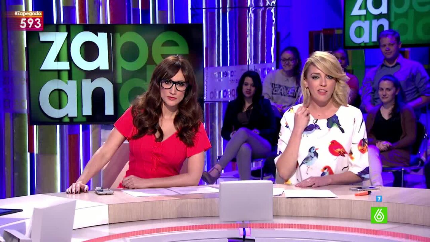 Anna Simon y Ana Morgade presentando el telediario er&oacute;tico