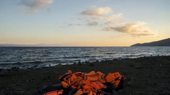 Chalecos salvavidas abandonados por los inmigrantes Chalecos salvavidas abandonados por los inmigrantes