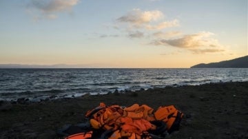Chalecos salvavidas abandonados por los inmigrantes