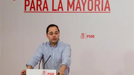 César Luena acusa a Pablo Iglesias de que su objetivo siempre han sido "los sillones y la autodeterminación" César Luena acusa a Pablo Iglesias de que su objetivo siempre han sido "los sillones y la autodeterminación"