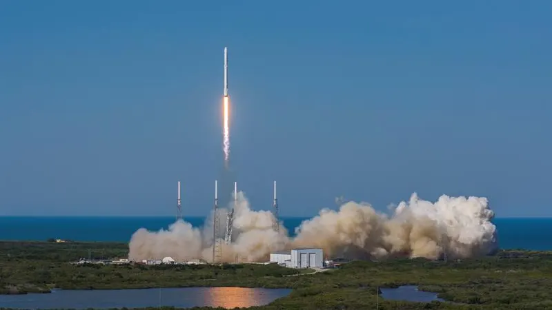 Space X lanza la cápsula Dragon hacia la Estación Espacial Internacional Space X lanza la cápsula Dragon hacia la Estación Espacial Internacional