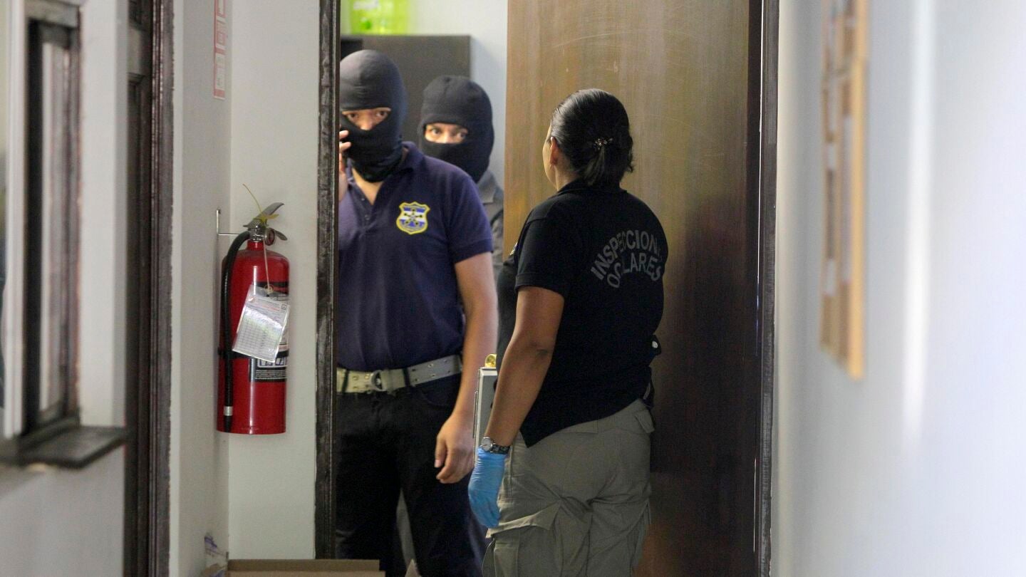Agentes de la Polic&iacute;a Nacional de El Salvador registran las instalaciones de la oficina del bufete de Mossack Fonseca 