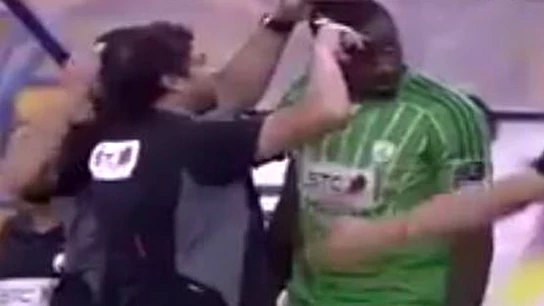 Un árbitro le corta el pelo a un jugador en Arabia Un árbitro le corta el pelo a un jugador en Arabia