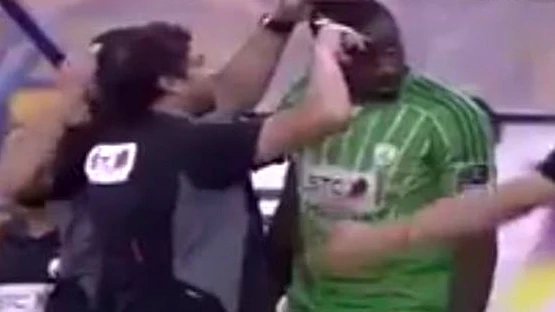 Un &aacute;rbitro le corta el pelo a un jugador en Arabia