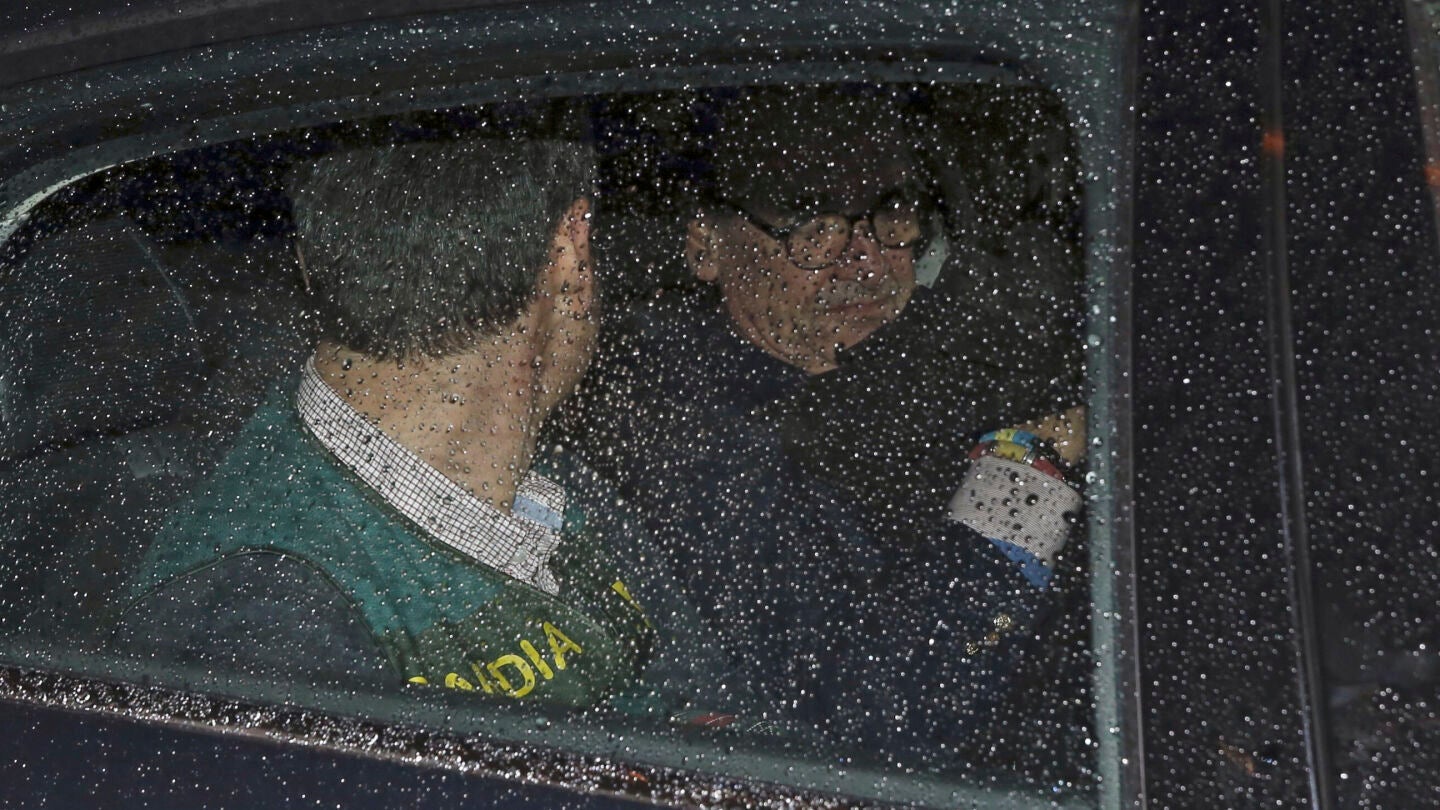 Mario Conde abandona su domicilio detenido