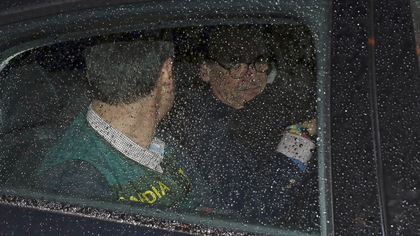 Mario Conde abandona su domicilio detenido Mario Conde abandona su domicilio detenido