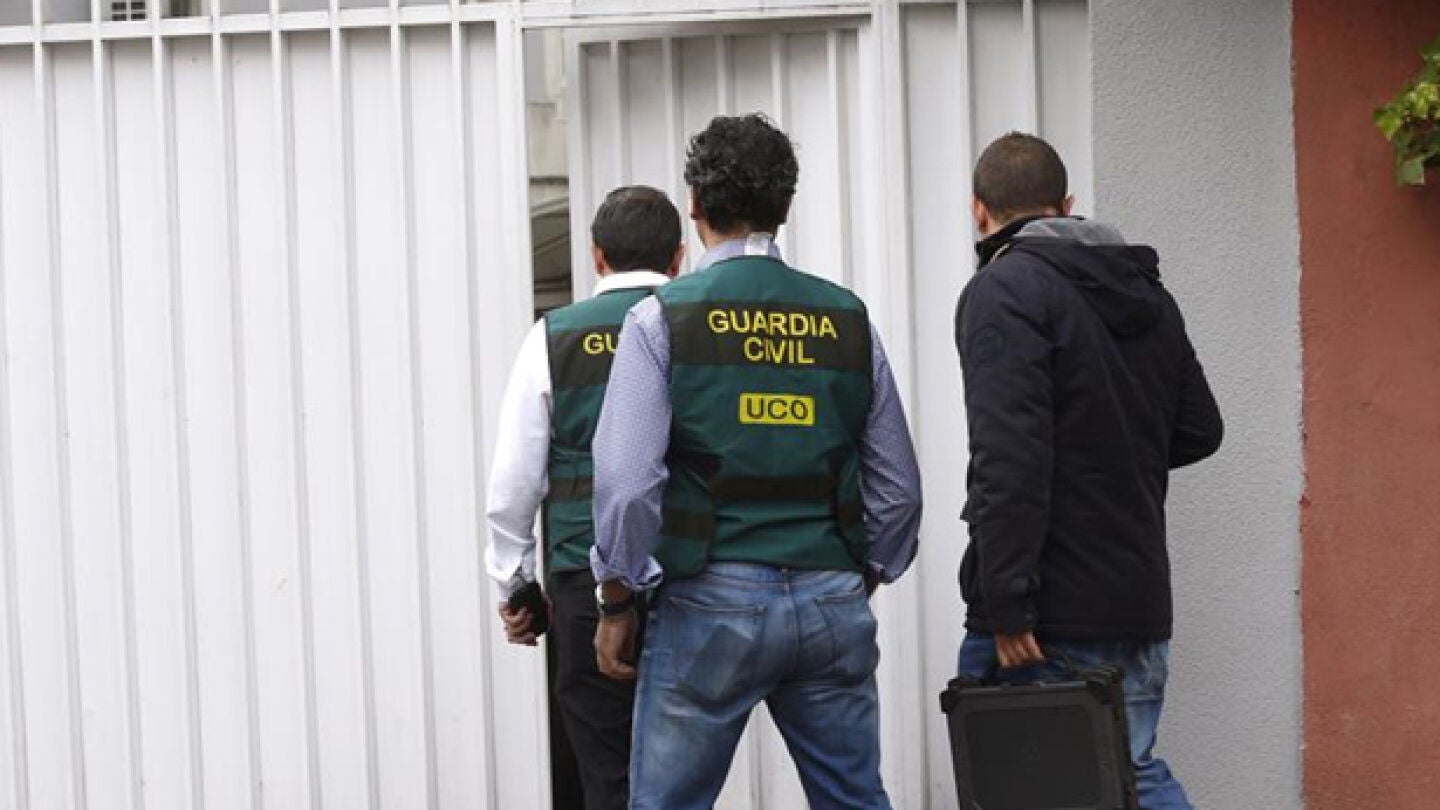 Entrada de la Guardia Civil en la casa de Mario Conde