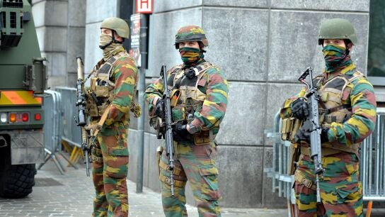 Militares belgas en el barrio de Molenbeek