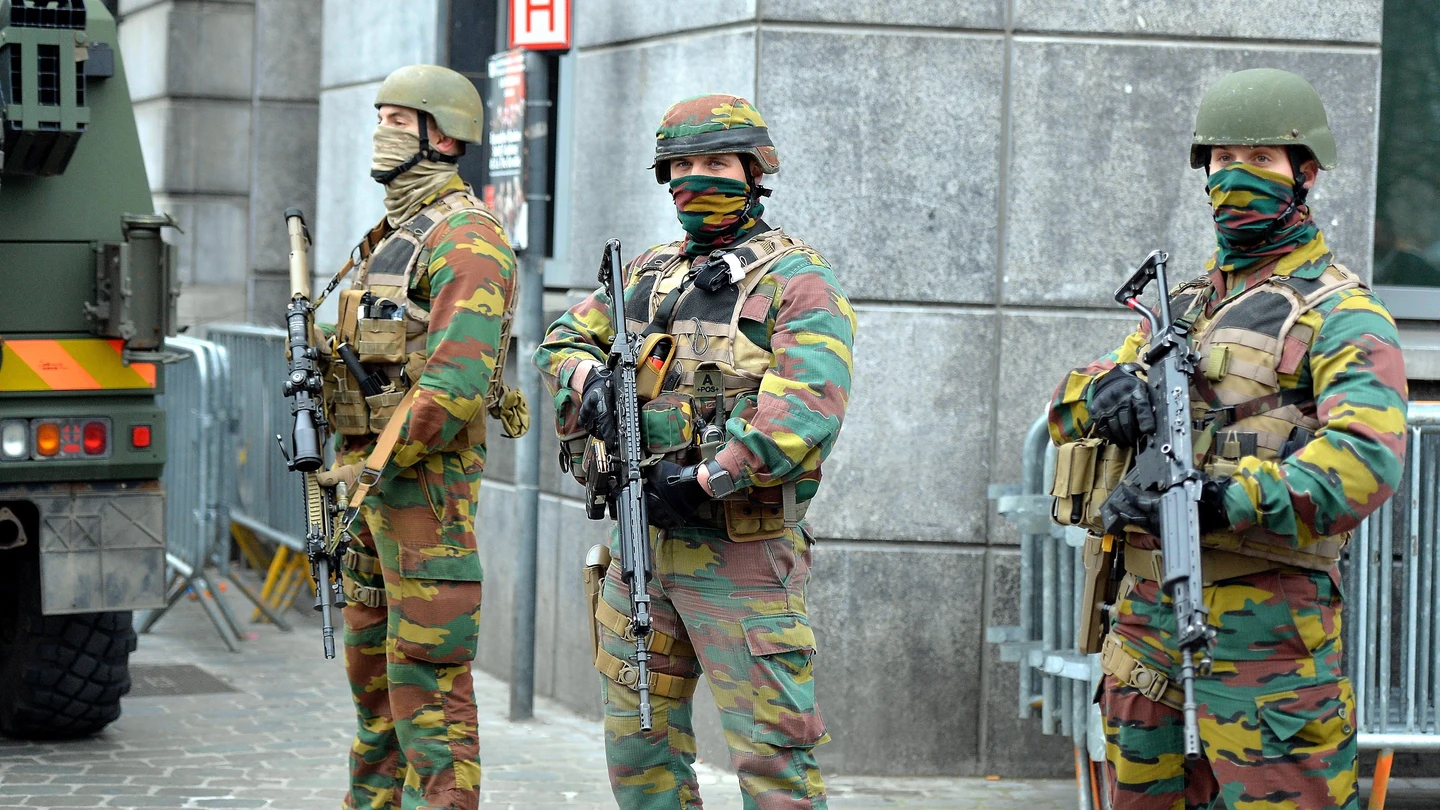 Militares belgas en el barrio de Molenbeek Militares belgas en el barrio de Molenbeek