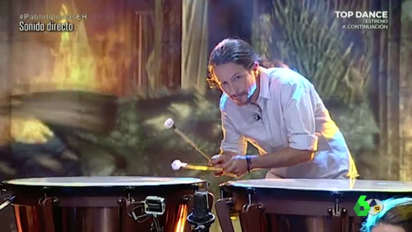 Pablo Iglesias tocando el bombo