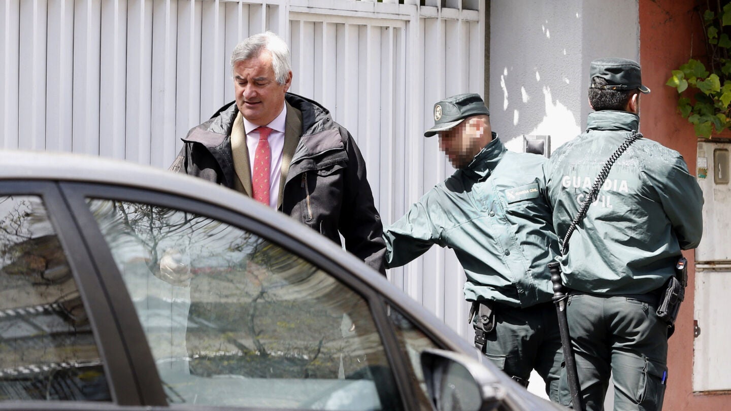  Ignacio Pel&aacute;ez, abogado de Mario Conde, junto a dos agentes de la Guardia Civil