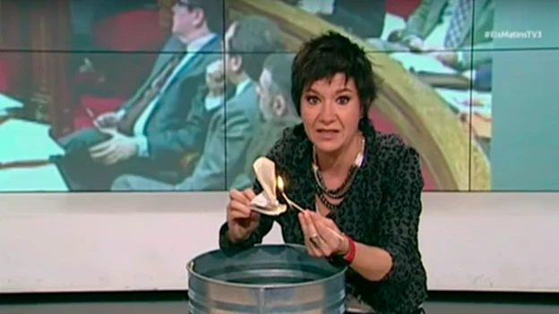 Una periodista de TV3 quema la Constitución Española en directo Una periodista de TV3 quema la Constitución Española en directo