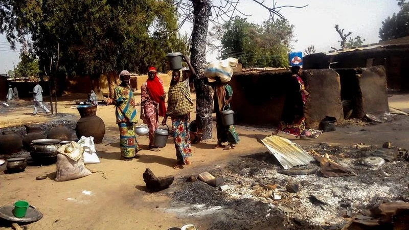 Varias mujeres abandonan un pueblo en Nigeria por el ataque de Boko Haram