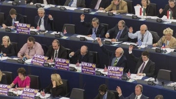Los eurodiputados votan una propuesta durante una sesión plenaria del Parlamento Europeo, en Estrasburgo (Francia)