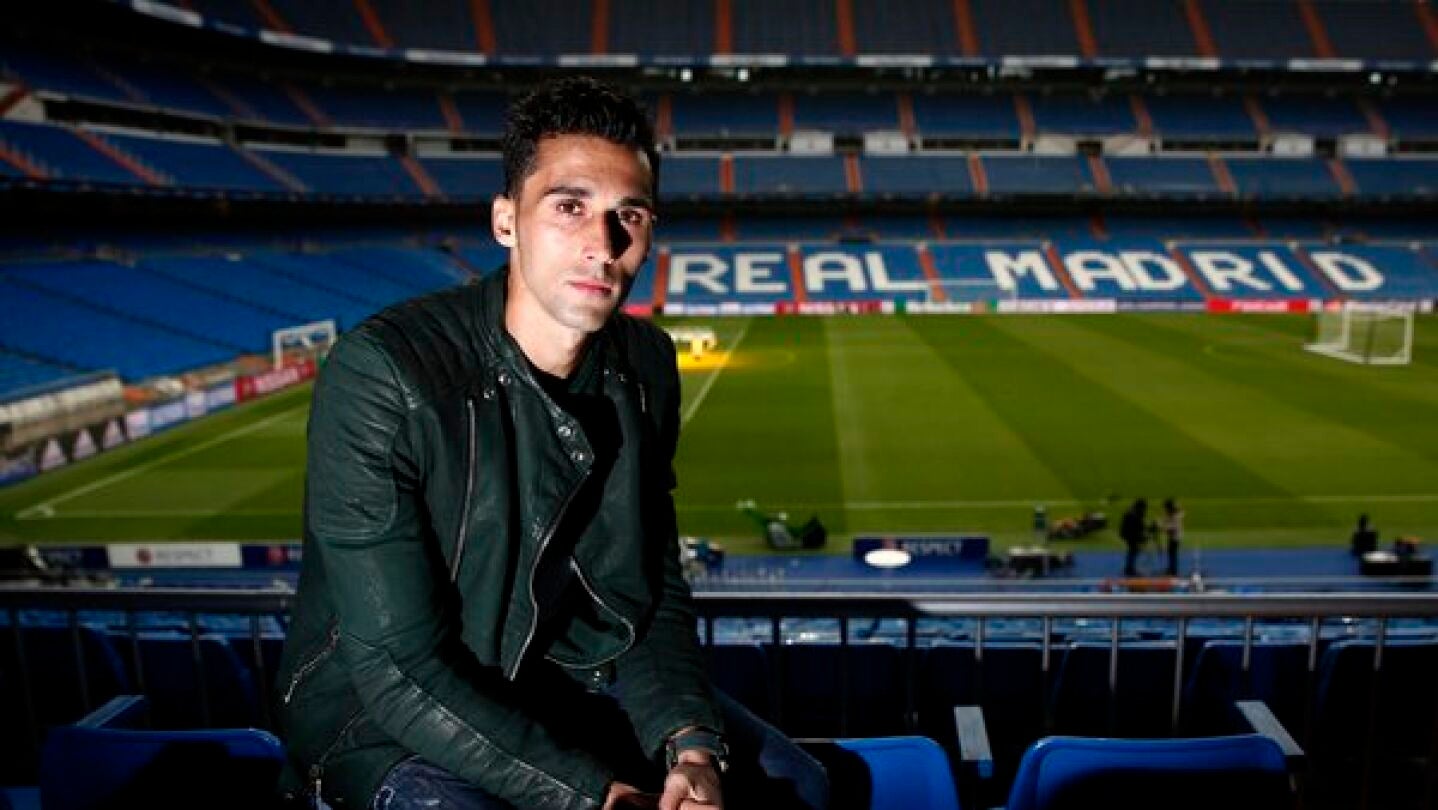 Arbeloa posa en el Santiago Bernab&eacute;u