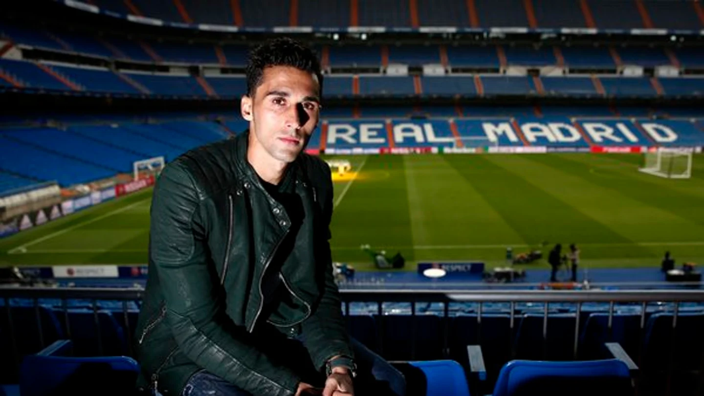 Arbeloa posa en el Santiago Bernabéu Arbeloa posa en el Santiago Bernabéu
