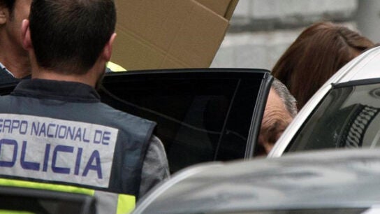 El alcalde de Granada entra en un veh&iacute;culo tras su detenci&oacute;n